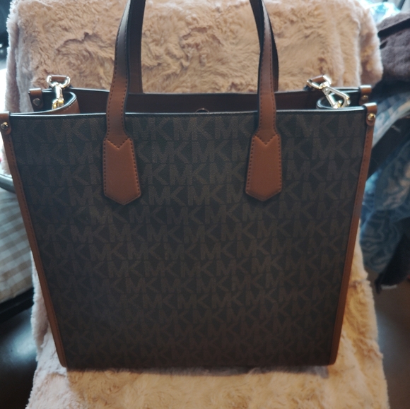 FLAWLESS!! Michael Kors, Large Maple Logo Signature Logo Crossbody/Tote - Picture 6 of 12